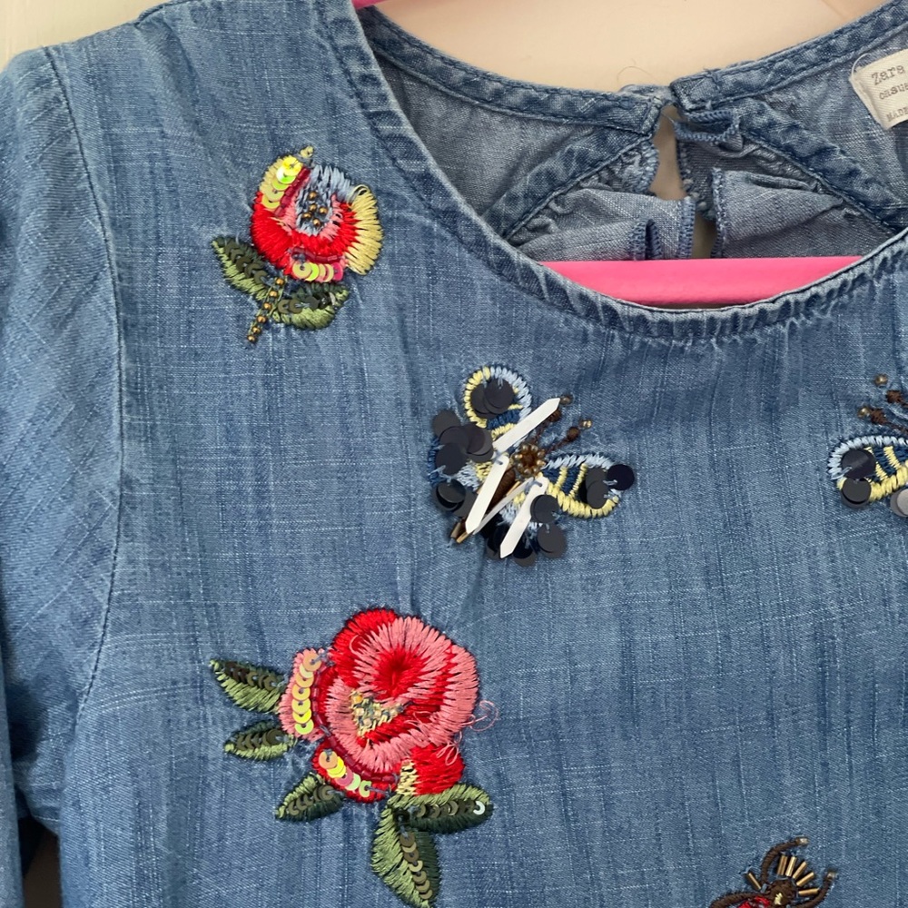 Stunning dress, with front embroidery, size 8Y, Like New. Very sweet look.
